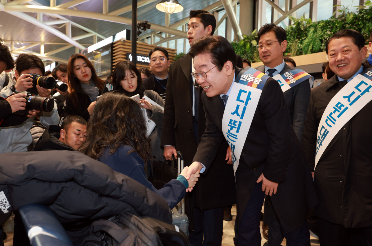 ▲이재명 더불어민주당 대표가 24일 서울 서초구 강남고속버스터미널에서 시민들에게 설 귀성 인사를 하고 있다. (공동취재) 2025.01.24.  (뉴시스)