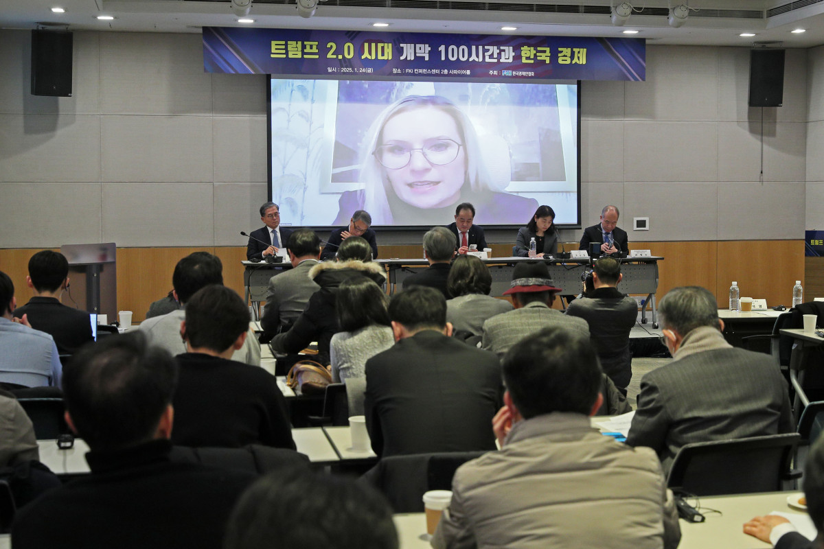 ▲캘리 앤 쇼 전 국가경제위원회 부위원장이 24일 서울 FKI타워 컨퍼런스센터에서 열린 ‘트럼프 2.0시대 개막 100시간과 한국 경제’ 세미나에 화상으로 참석해 기조강연을 하고 있다. (사진제공=한국경제인협회)