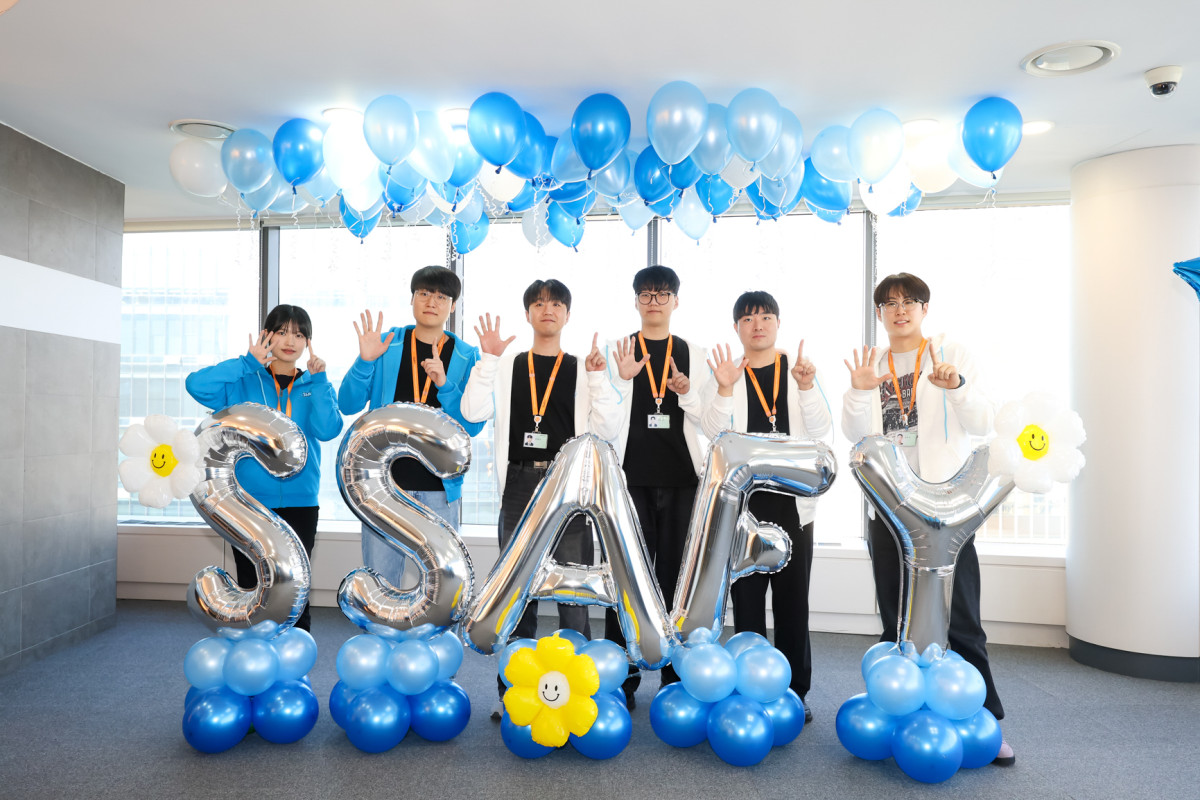 ▲24일 서울 강남구 '삼성청년SW아카데미' 서울캠퍼스에서 열린 SSAFY 13기 입학식에 참석한 교육생들이 기념 촬영을 하고 있다. (사진제공-삼성)