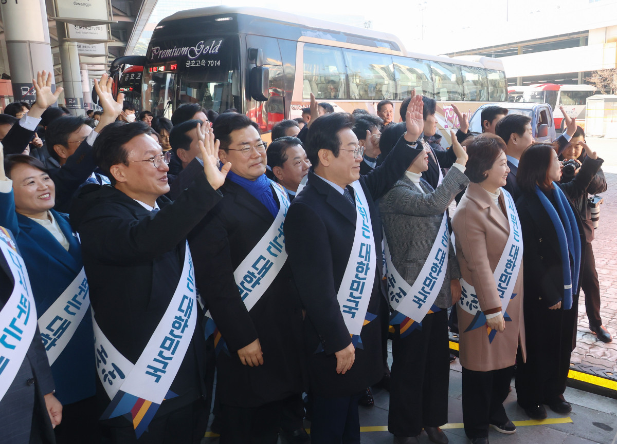 ▲더불어민주당 이재명 대표, 박찬대 원내대표 등이 24일 오전 서울 서초구 고속버스터미널에서 설 귀성 인사를 하고 있다.[공동취재] (연합뉴스)