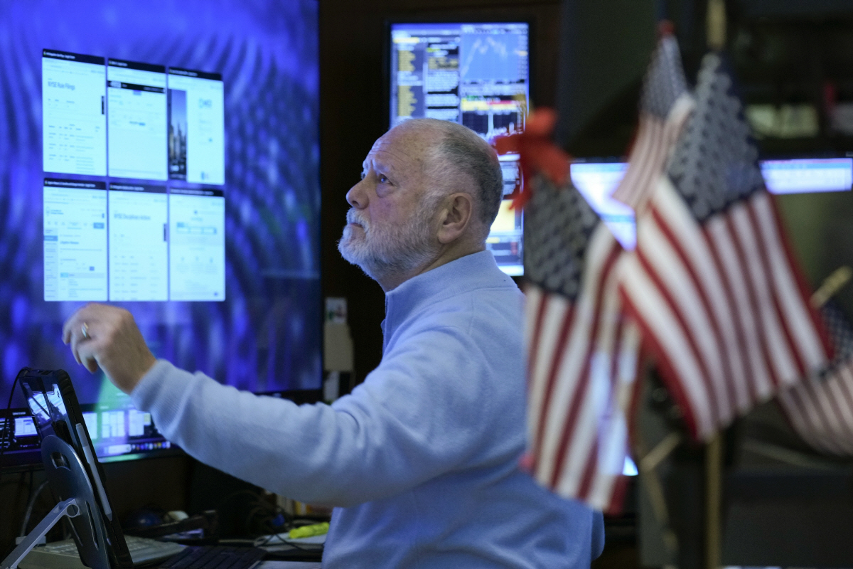 ▲뉴욕증권거래소(NYSE)에서 29일(현지시간) 트레이더가 주가를 살피고 있다. 뉴욕(미국)/AP연합뉴스