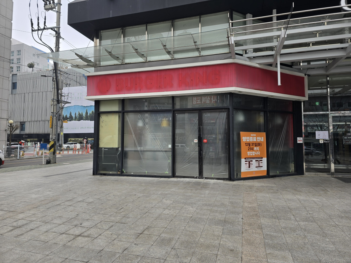 ▲서울 영등포구 한 건물에 있던 프렌차이즈가 영업을 종료한 모습. (정수천 기자 int1000@etoday.co.kr)