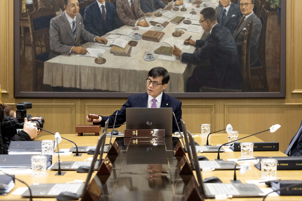 ▲이창용 한국은행 총재가 16일 서울 중구 한국은행에서 열린 금융통화위원회에서 의사봉을 두드리고 있다. 사진공동취재단  (이투데이DB)