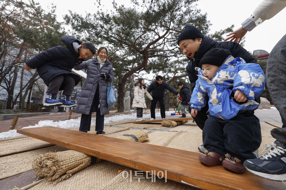 ▲설날 연휴 마지막 날인 30일 서울 종로구 서울역사박물관에서 열린 설맞이 한마당에서 아이들이 널뛰기 체험을 하고 있다. 조현호 기자 hyunho@