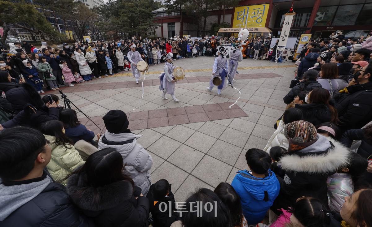 ▲설날 연휴 마지막 날인 30일 서울 종로구 서울역사박물관에서 열린 설맞이 한마당에서 시민들이 사물놀이를 관람하고 있다. 조현호 기자 hyunho@
