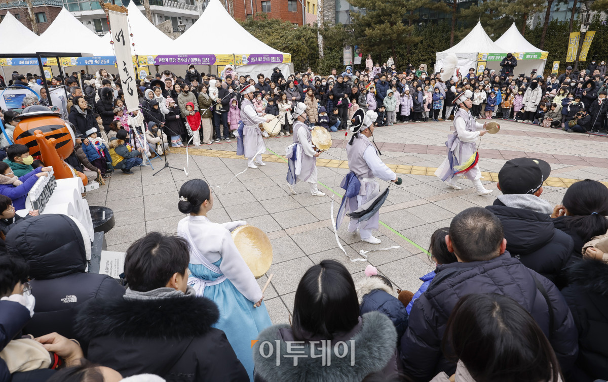 ▲설날 연휴 마지막 날인 30일 서울 종로구 서울역사박물관에서 열린 설맞이 한마당에서 시민들이 사물놀이를 관람하고 있다. 조현호 기자 hyunho@
