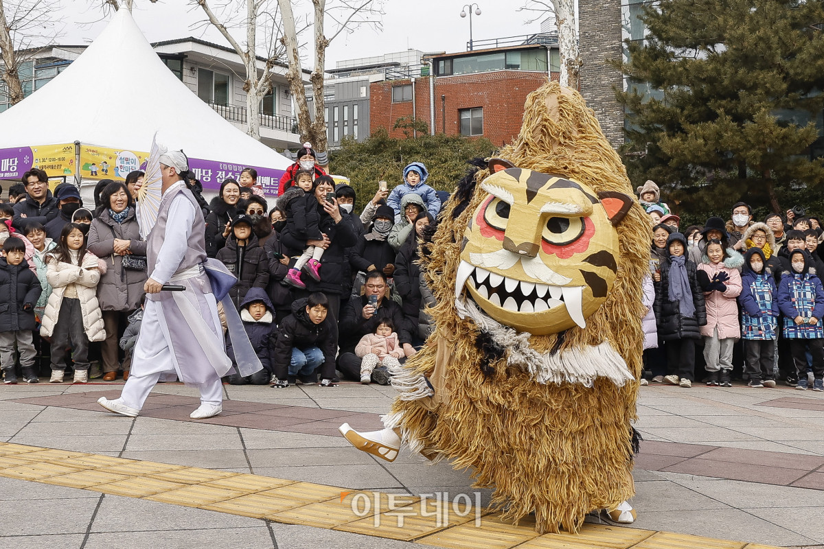 ▲설날 연휴 마지막 날인 30일 서울 종로구 서울역사박물관에서 열린 설맞이 한마당에서 시민들이 사자놀이를 관람하고 있다. 조현호 기자 hyunho@