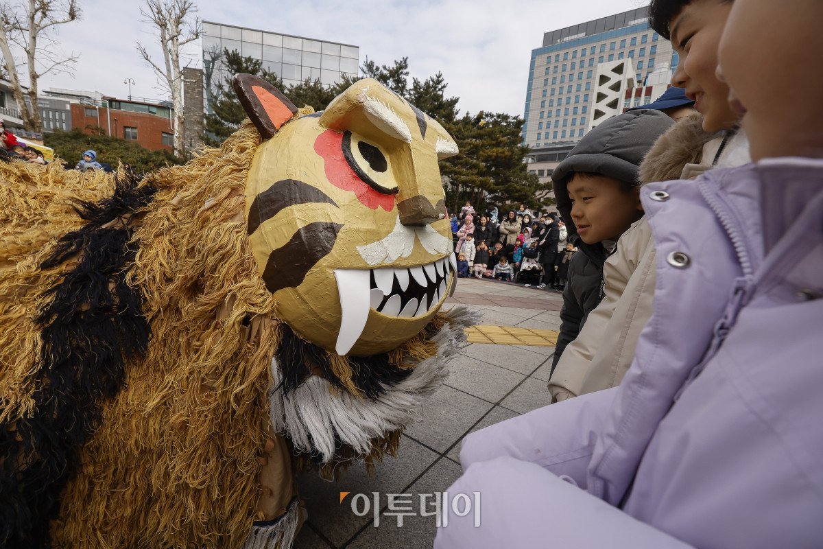 ▲설날 연휴 마지막 날인 30일 서울 종로구 서울역사박물관에서 열린 설맞이 한마당에서 시민들이 사자놀이를 관람하고 있다. 조현호 기자 hyunho@