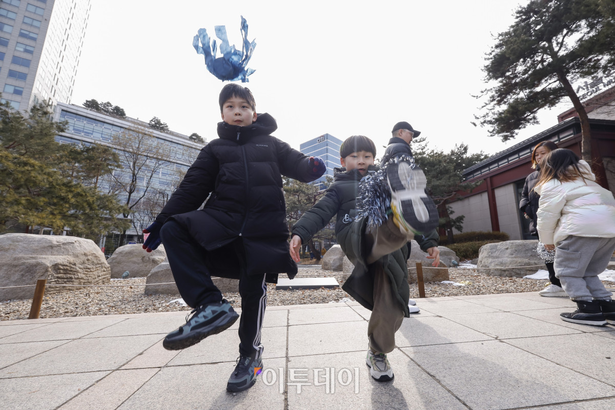▲설날 연휴 마지막 날인 30일 서울 종로구 서울역사박물관에서 열린 설맞이 한마당에서 아이들이 제기차기 체험을 하고 있다. 조현호 기자 hyunho@