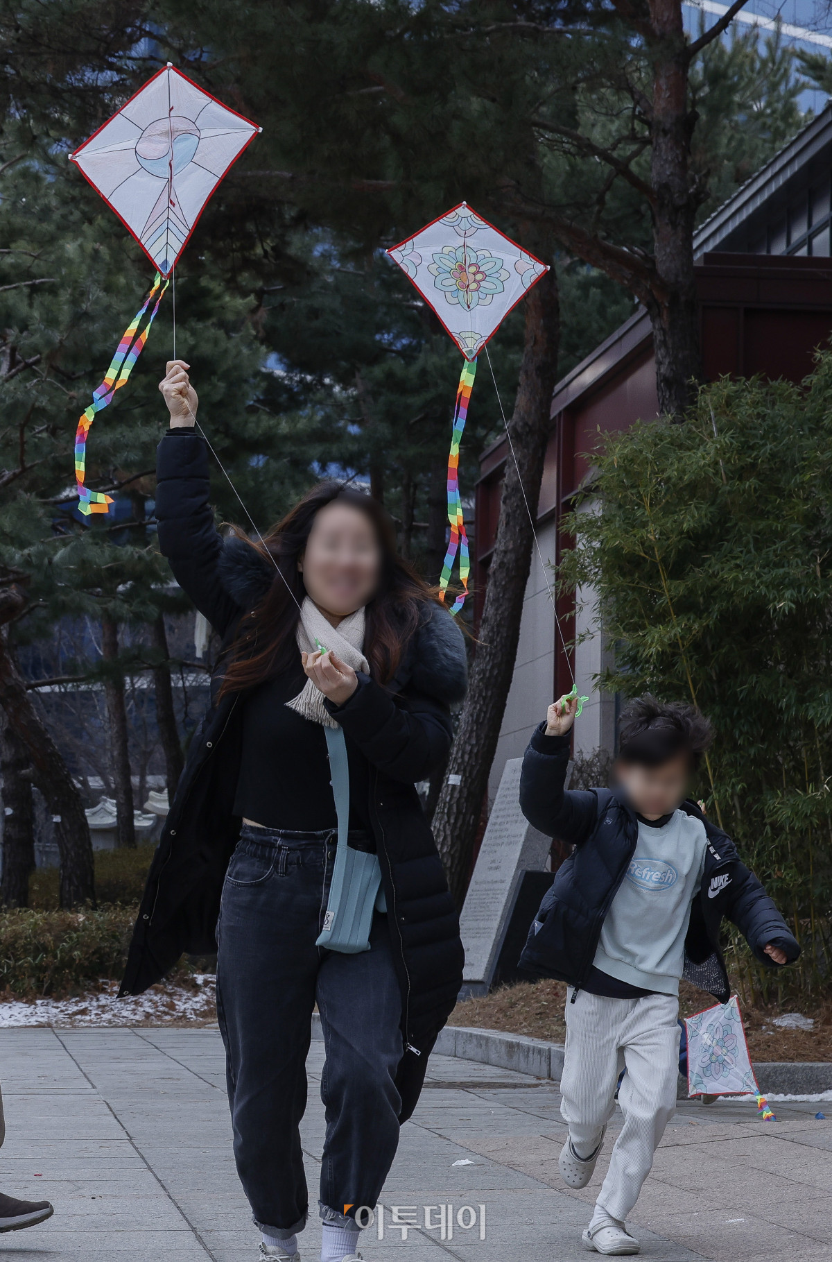 ▲설날 연휴 마지막 날인 30일 서울 종로구 서울역사박물관에서 열린 설맞이 한마당에서 한 아이가 엄마와 함께 가오리연을 날리고 있다. 조현호 기자 hyunho@