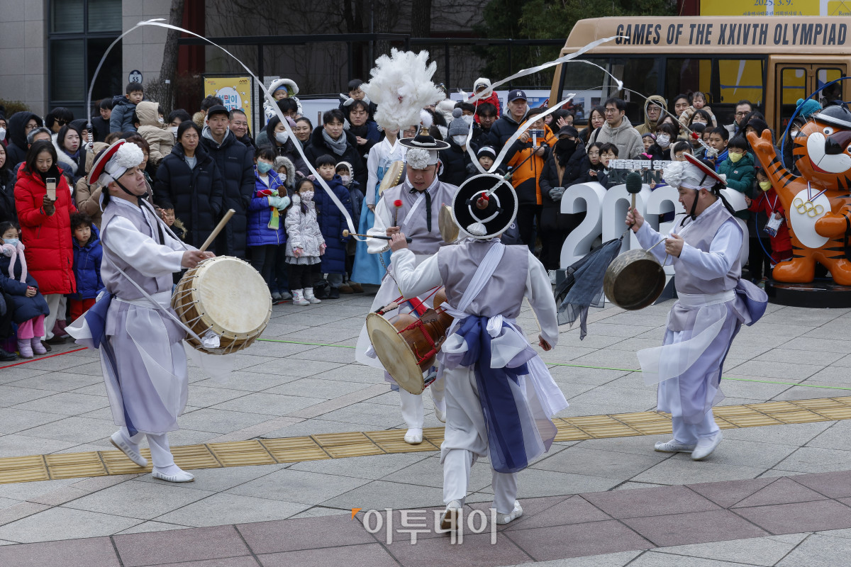 ▲설날 연휴 마지막 날인 30일 서울 종로구 서울역사박물관에서 열린 설맞이 한마당에서 시민들이 사물놀이를 관람하고 있다. 조현호 기자 hyunho@