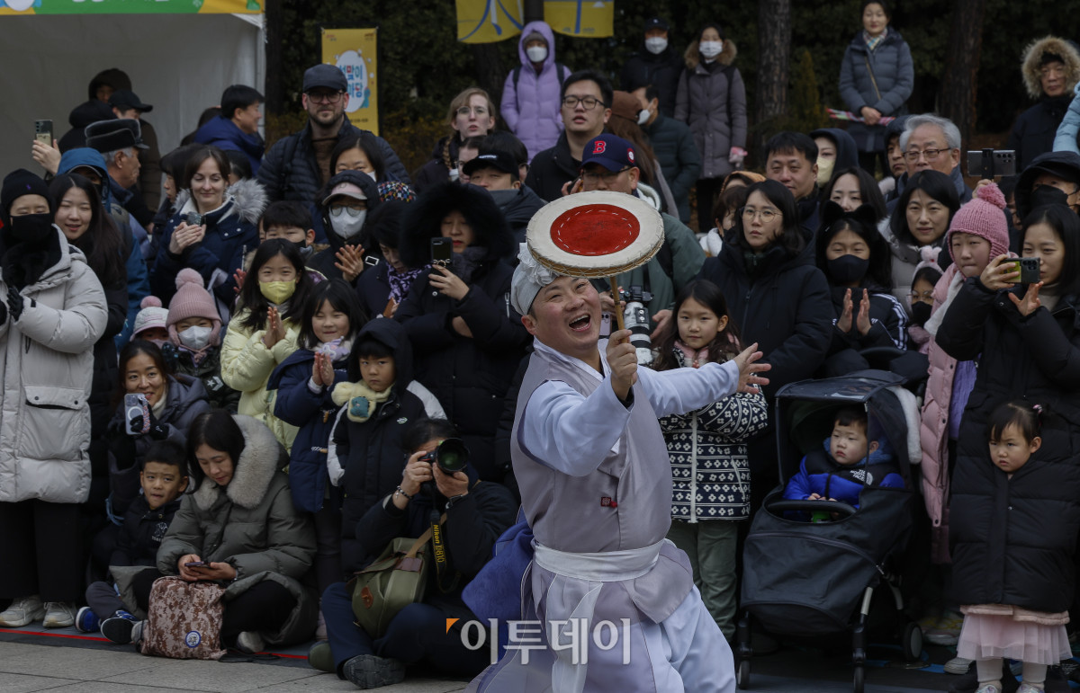 ▲설날 연휴 마지막 날인 30일 서울 종로구 서울역사박물관에서 열린 설맞이 한마당에서 시민들이 사물놀이를 관람하고 있다. 조현호 기자 hyunho@