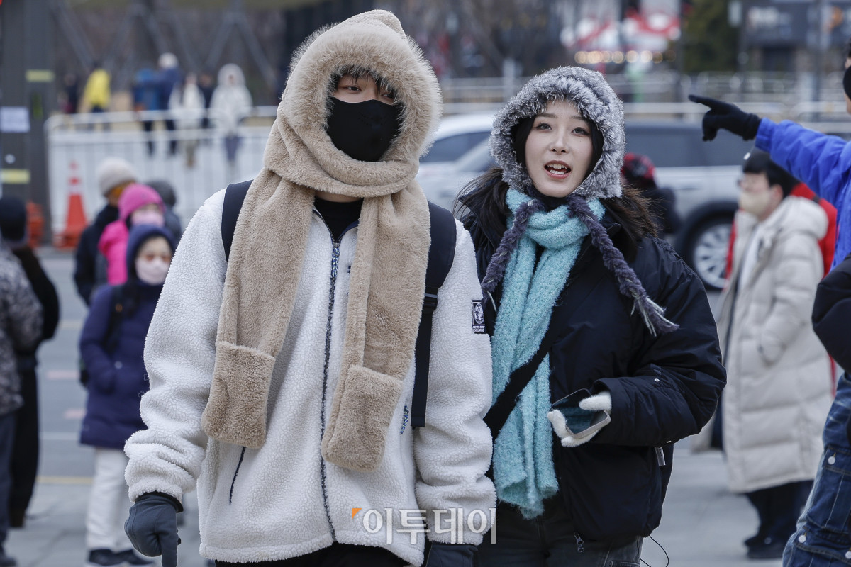 ▲연일 강추위가 이어진 30일 서울 종로구 경복궁에서 두꺼운 외투와 방한용품으로 무장한 관광객들이 발걸음을 옮기고 있다. 기상청은 내일 아침까지는 전국적으로 칼바람이 불며 매서운 추위가 이어지다가 낮부터 평년 기온을 회복할 것으로 예보했다. 조현호 기자 hyunho@