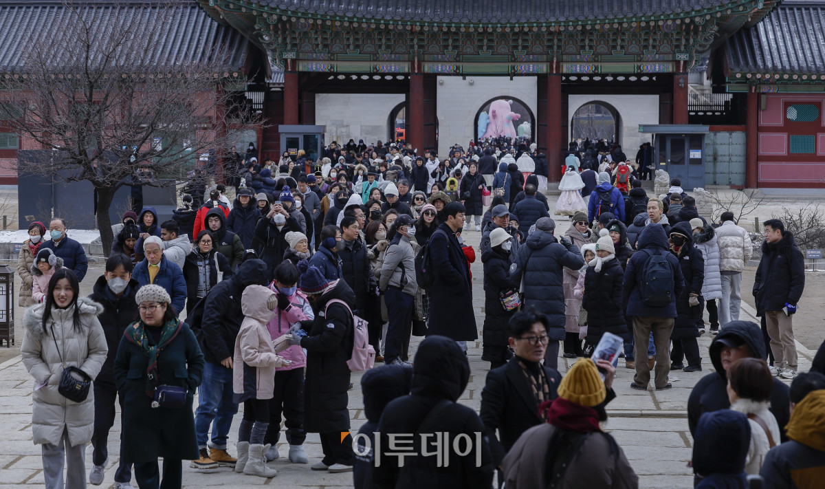 ▲연일 강추위가 이어진 30일 서울 종로구 경복궁에서 두꺼운 외투와 방한용품으로 무장한 관광객들이 발걸음을 옮기고 있다. 기상청은 내일 아침까지는 전국적으로 칼바람이 불며 매서운 추위가 이어지다가 낮부터 평년 기온을 회복할 것으로 예보했다. 조현호 기자 hyunho@