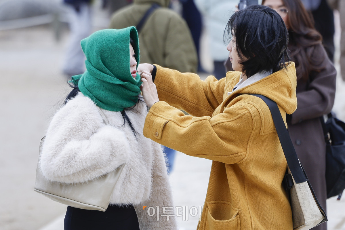 ▲연일 강추위가 이어진 30일 서울 종로구 경복궁에서 외국인 관광객들이 목도리를 얼굴에 둘러주고 있다. 기상청은 내일 아침까지는 전국적으로 칼바람이 불며 매서운 추위가 이어지다가 낮부터 평년 기온을 회복할 것으로 예보했다. 조현호 기자 hyunho@