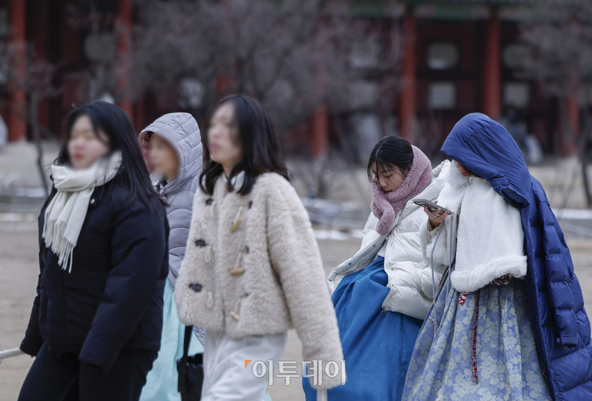 ▲연일 강추위가 이어진 30일 서울 종로구 경복궁에서 두꺼운 외투와 방한용품으로 무장한 관광객들이 발걸음을 옮기고 있다. 기상청은 내일 아침까지는 전국적으로 칼바람이 불며 매서운 추위가 이어지다가 낮부터 평년 기온을 회복할 것으로 예보했다. 조현호 기자 hyunho@