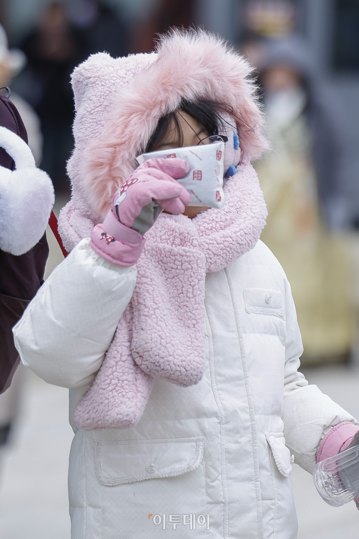 ▲연일 강추위가 이어진 30일 서울 종로구 경복궁에서 두꺼운 외투와 방한용품으로 무장한 관광객들이 발걸음을 옮기고 있다. 기상청은 내일 아침까지는 전국적으로 칼바람이 불며 매서운 추위가 이어지다가 낮부터 평년 기온을 회복할 것으로 예보했다. 조현호 기자 hyunho@