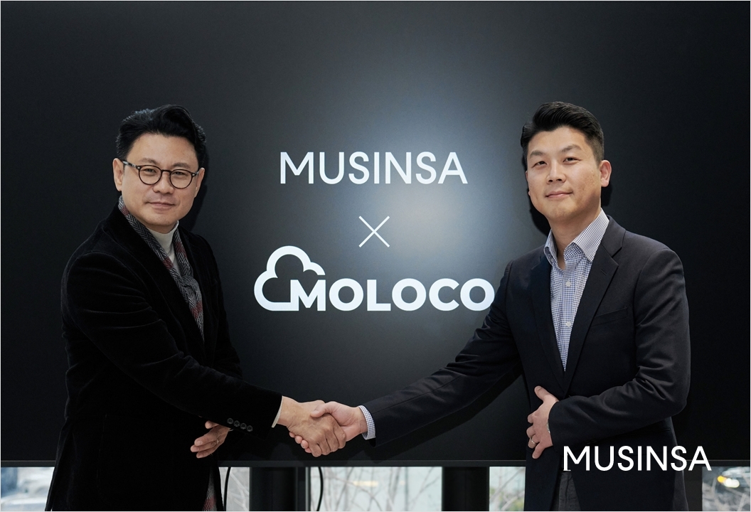 ▲서울 성수동 무신사 N1에서 열린 업무협약식에서 전준희 무신사 테크 부문장(왼쪽)과 김이영 몰로코 아태지역 부사장이 기념촬영을 하고 있다. (사진제공=무신사)