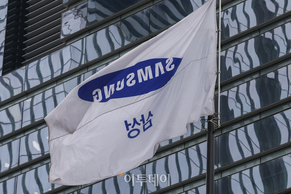 ▲삼성전자가 31일 지난해 4분기 연결 기준 매출 75조7883억 원, 영업이익 6조4927억 원을 올렸다고 밝혔다. 매출액은 전년 동기 대비 11.82% 상승, 영업이익은 129.85% 상승한 수준으로 전기 대비로는 매출이 4.19% 감소했고, 영업이익은 29.30% 감소했다. 반도체 사업을 담당하는 디바이스솔루션(DS) 부문은 매출 30조1000억 원, 영업이익은 2조9000억 원을 기록했다. 이날 서울 서초구 삼성전자 서초사옥 모습. 조현호 기자 hyunho@