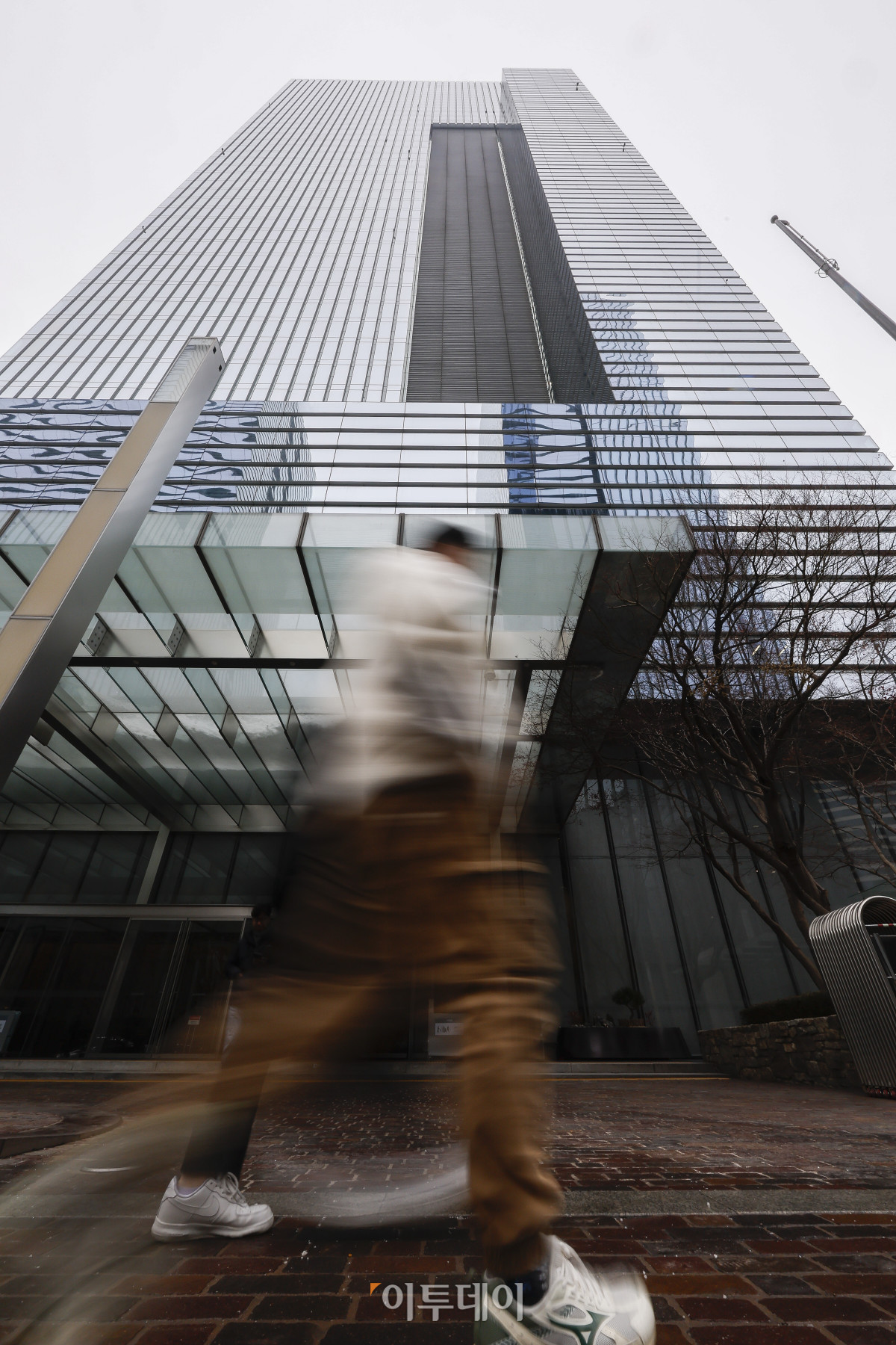 ▲삼성전자가 31일 지난해 4분기 연결 기준 매출 75조7883억 원, 영업이익 6조4927억 원을 올렸다고 밝혔다. 매출액은 전년 동기 대비 11.82% 상승, 영업이익은 129.85% 상승한 수준으로 전기 대비로는 매출이 4.19% 감소했고, 영업이익은 29.30% 감소했다. 반도체 사업을 담당하는 디바이스솔루션(DS) 부문은 매출 30조1000억 원, 영업이익은 2조9000억 원을 기록했다. 이날 서울 서초구 삼성전자 서초사옥 모습. 조현호 기자 hyunho@