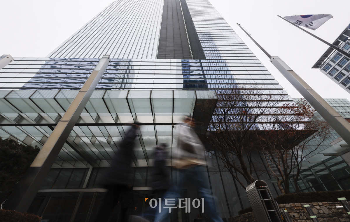 ▲삼성전자가 31일 지난해 4분기 연결 기준 매출 75조7883억 원, 영업이익 6조4927억 원을 올렸다고 밝혔다. 매출액은 전년 동기 대비 11.82% 상승, 영업이익은 129.85% 상승한 수준으로 전기 대비로는 매출이 4.19% 감소했고, 영업이익은 29.30% 감소했다. 반도체 사업을 담당하는 디바이스솔루션(DS) 부문은 매출 30조1000억 원, 영업이익은 2조9000억 원을 기록했다. 이날 서울 서초구 삼성전자 서초사옥 모습. 조현호 기자 hyunho@