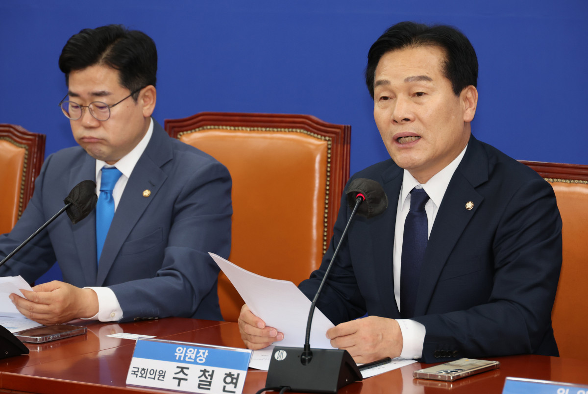 ▲주철현(오른쪽) 더불어민주당 여순사건 진상규명과 명예회복을 위한 특별위원회 위원장이 지난해 7월 4일 오전 서울 여의도 국회에서 열린 특별위원회 출범식에서 발언하고 있다. (사진=뉴시스)