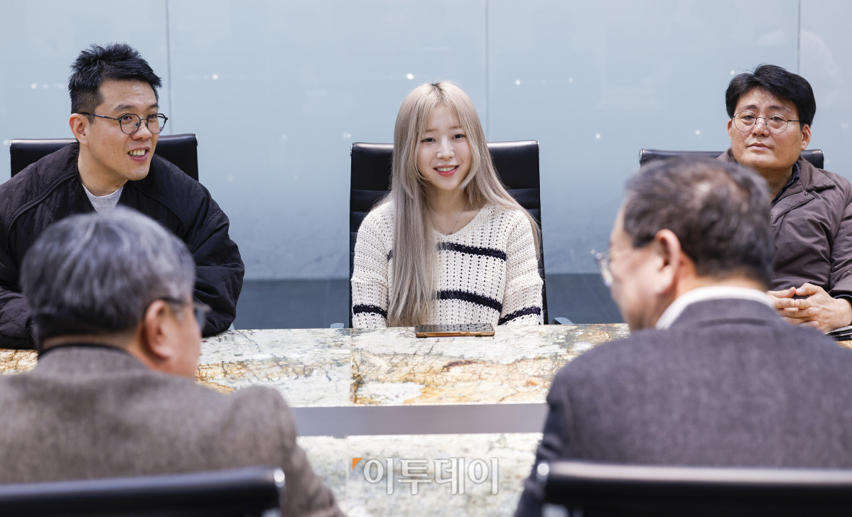 ▲먹방 크리에이터 쯔양이 31일 서울 강남구 이투데이빌딩에서 열린 아이즈모바일 & 쯔양 & KT가 함께하는 취약계층 어르신들을 위한 통신비 기부 캠페인에서 최세준 KT 상무의 발언을 듣고 있다. 조현호 기자 hyunho@