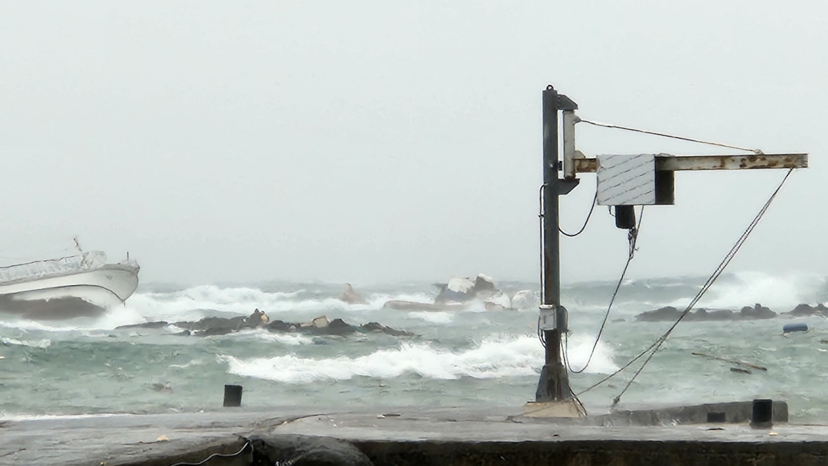 ▲<YONHAP PHOTO-2315> 제주 해상 어선 좌초 사고현장    (제주=연합뉴스) 전지혜 기자 = 1일 오전 9시 25분께 제주시 구좌읍 토끼섬 인근 해상에서 애월 선적 채낚기 어선 A호(32t·승선원 7명)와 B호(29t·승선원 8명)가 좌초됐다는 신고가 해경에 접수됐다.    해경은 두 선박이 육상에서 500ｍ 정도 떨어진 해상에서 조업 중 갯바위에 좌초된 것으로 파악됐다고 전했다.  2025.2.1  [제주지방해양경찰청 제공. 재판매 및 DB 금지]    photo@yna.co.kr/2025-02-01 12:14:32/<저작권자 ⓒ 1980-2025 ㈜연합뉴스. 무단 전재 재배포 금지, AI 학습 및 활용 금지>