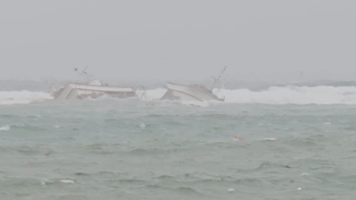 ▲제주 해상서 어선 2척 좌초. (제주해양경찰청 제공 영상 캡처)