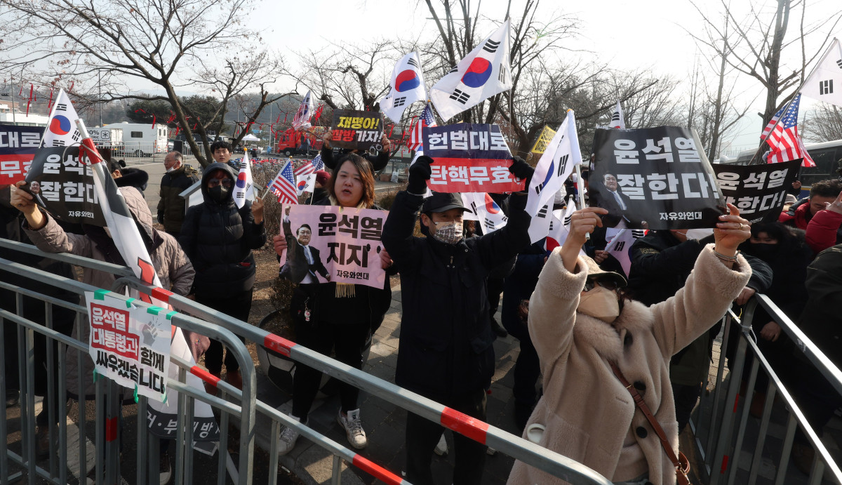 ▲22일 오후 경기 의왕시 서울구치소에서 윤석열 대통령 지지자들이 시위를 하고 있다. 이날 오전 고위공직자범죄수사처(공수처)가 서울구치소를 찾아 윤석열 대통령에 대한 방문조사 또는 강제구인을 시도하고 있다고 알려졌다. 2025.01.22.  (뉴시스)