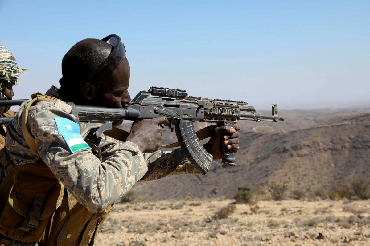 ▲소말리아 북동부 지역의 푼틀란드 자치주에서 1월 25일(현지시간) 정부군이 이슬람국가(IS) 은신처를 공격하고 나서 감시 태세를 이어가고 있다. 푼틀란드(소말리아)/로이터연합뉴스