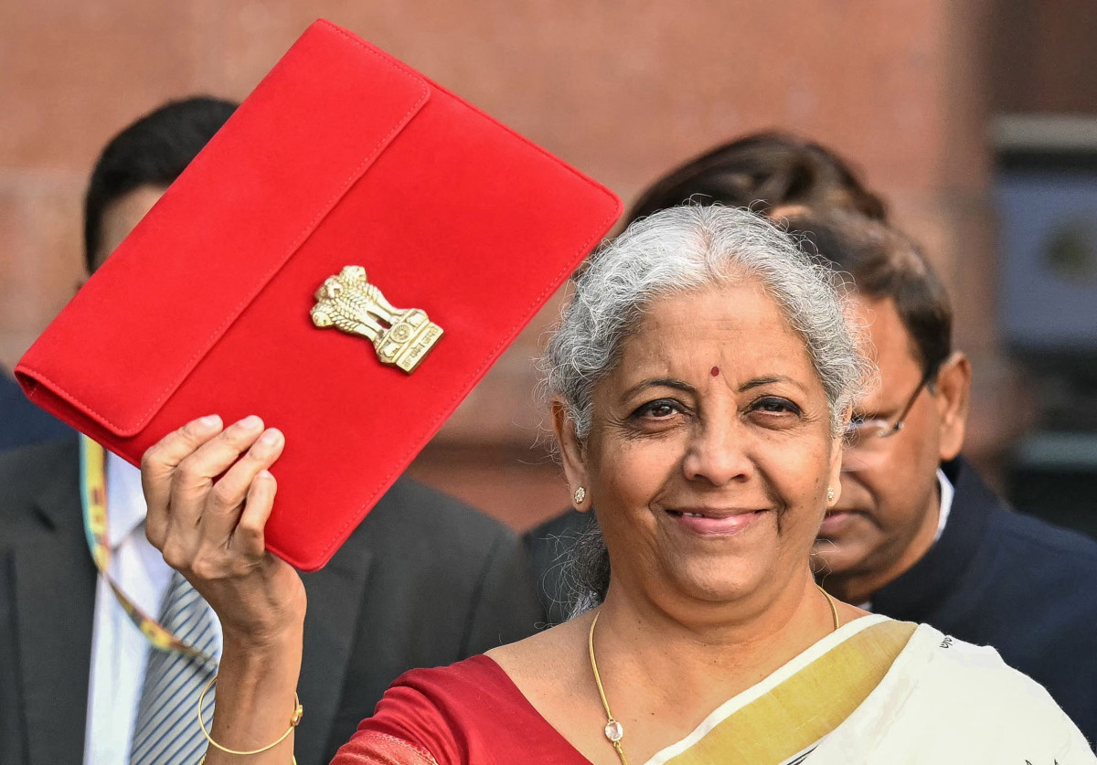 ▲니르말라 시타라만 인도 재무장관이 1일(현지시간) 뉴델리에서 2025 회계연도 예산안을 국회에 발표하기 위해 재무부에서 출발하고 있다. 뉴델리/AFP연합뉴스