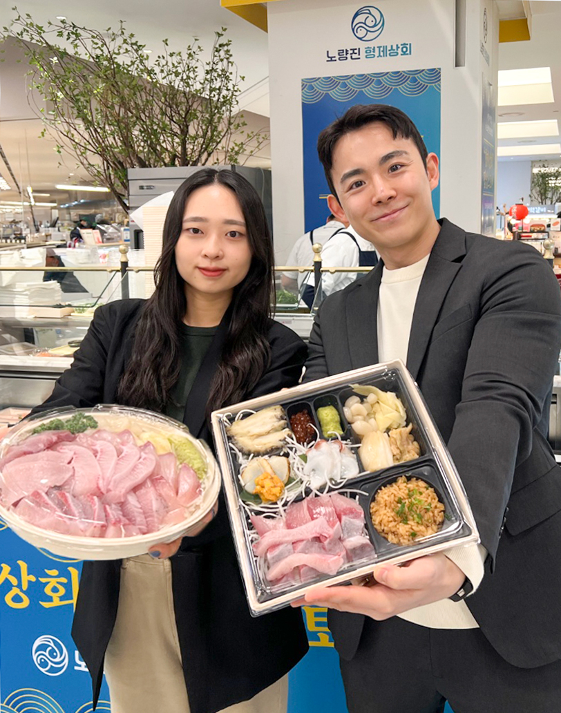 ▲서울시 양천구 현대백화점 목동점 지하 1층 식품관에서 직원들이 수산물을 소개하고 있다.  (사진제공=현대백화점)