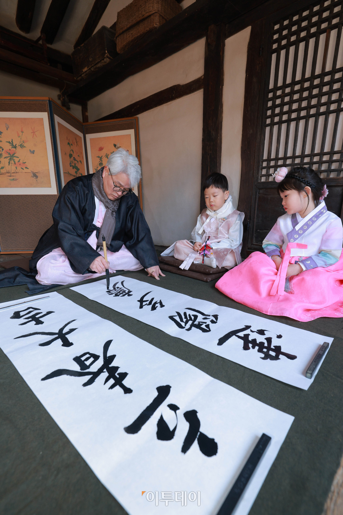 ▲절기상 봄이 시작된다는 입춘인 3일 서울 종로구 국립민속박물관 오촌댁에서 열린 입춘 세시행사에서 송현수 서예가가 입춘첩을 쓰고 있다. 조현호 기자 hyunho@