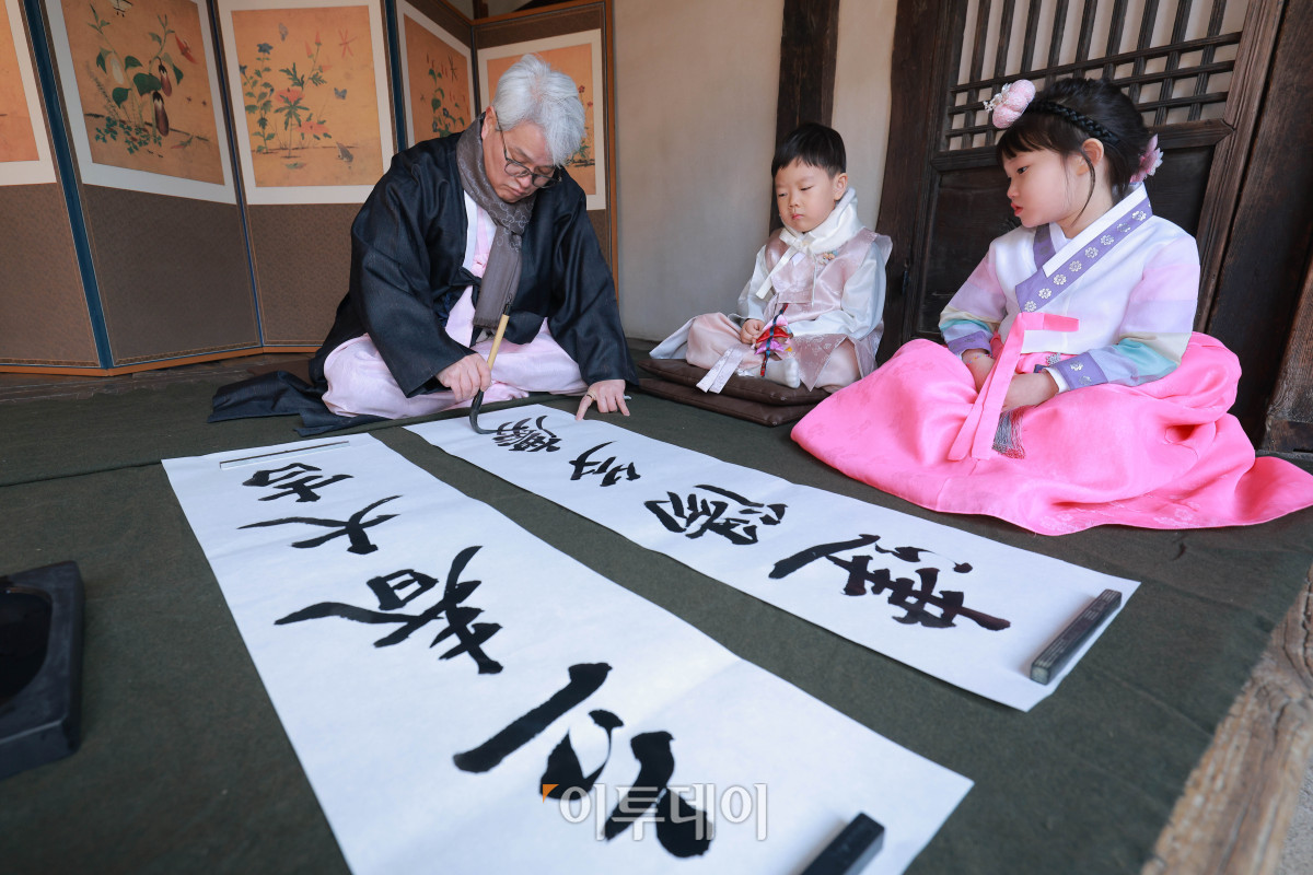 ▲절기상 봄이 시작된다는 입춘인 3일 서울 종로구 국립민속박물관 오촌댁에서 열린 입춘 세시행사에서 송현수 서예가가 입춘첩을 쓰고 있다. 조현호 기자 hyunho@
