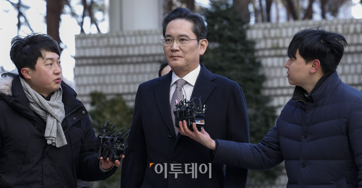 ▲이재용 삼성전자 회장이 3일 서울 서초구 서울고등법원에서 열린 경영권 불법 승계 의혹 자본시장과 금융투자업에 관한 법률 위반 등 항소심 선고 공판에 출석하고 있다. 조현호 기자 hyunho@