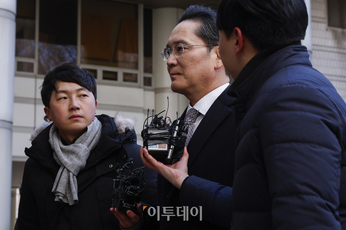 ▲이재용 삼성전자 회장이 3일 서울 서초구 서울고등법원에서 열린 경영권 불법 승계 의혹 자본시장과 금융투자업에 관한 법률 위반 등 항소심 선고 공판에 출석하고 있다. 조현호 기자 hyunho@