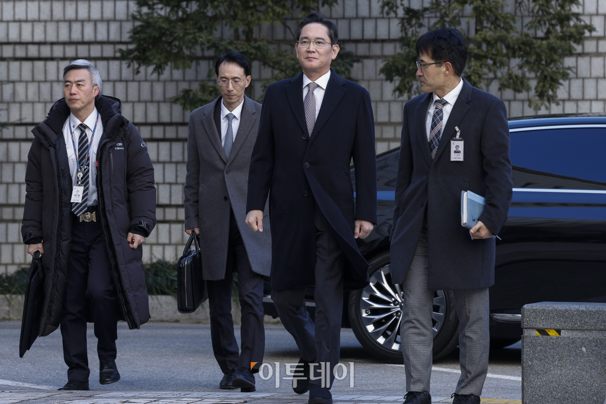 ▲이재용 삼성전자 회장이 3일 서울 서초구 서울고등법원에서 열린 경영권 불법 승계 의혹 자본시장과 금융투자업에 관한 법률 위반 등 항소심 선고 공판에 출석하고 있다. 조현호 기자 hyunho@