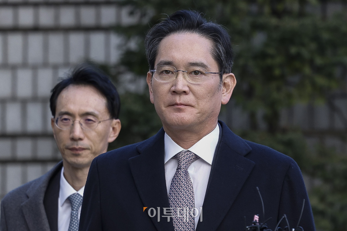 ▲이재용 삼성전자 회장이 3일 서울 서초구 서울고등법원에서 열린 경영권 불법 승계 의혹 자본시장과 금융투자업에 관한 법률 위반 등 항소심 선고 공판에 출석하고 있다. 조현호 기자 hyunho@