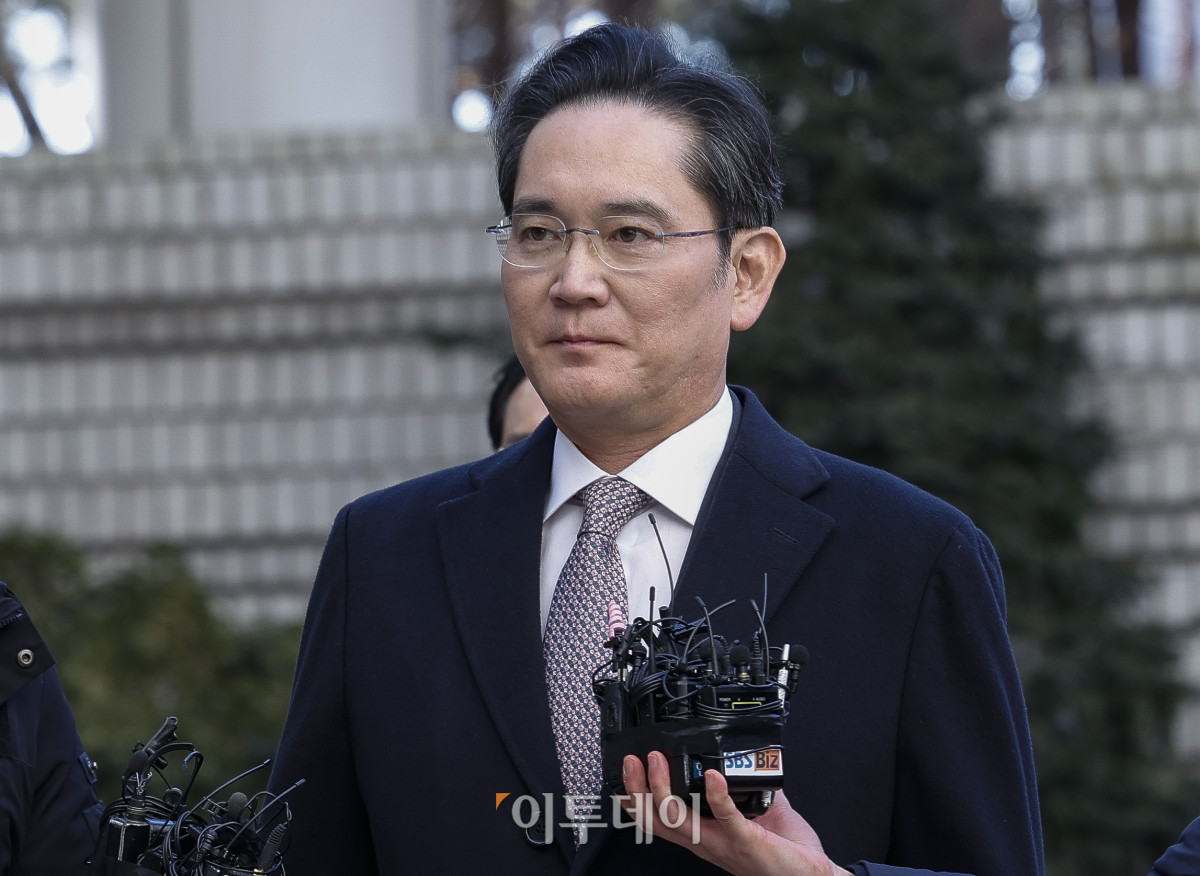 ▲이재용 삼성전자 회장이 3일 서울 서초구 서울고등법원에서 열린 경영권 불법 승계 의혹 자본시장과 금융투자업에 관한 법률 위반 등 항소심 선고 공판에 출석하고 있다. 조현호 기자 hyunho@