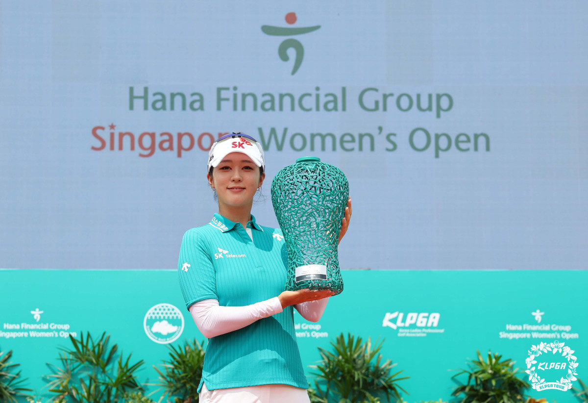 ▲김재희 선수가 지난해 3월 10일 싱가포르 타나메라CC에서 열린 하나금융그룹 싱가포르 여자오픈 파이널 라운드에서 우승을 차지한 뒤 우승 트로피를 들어보이고 있다.(뉴시스)