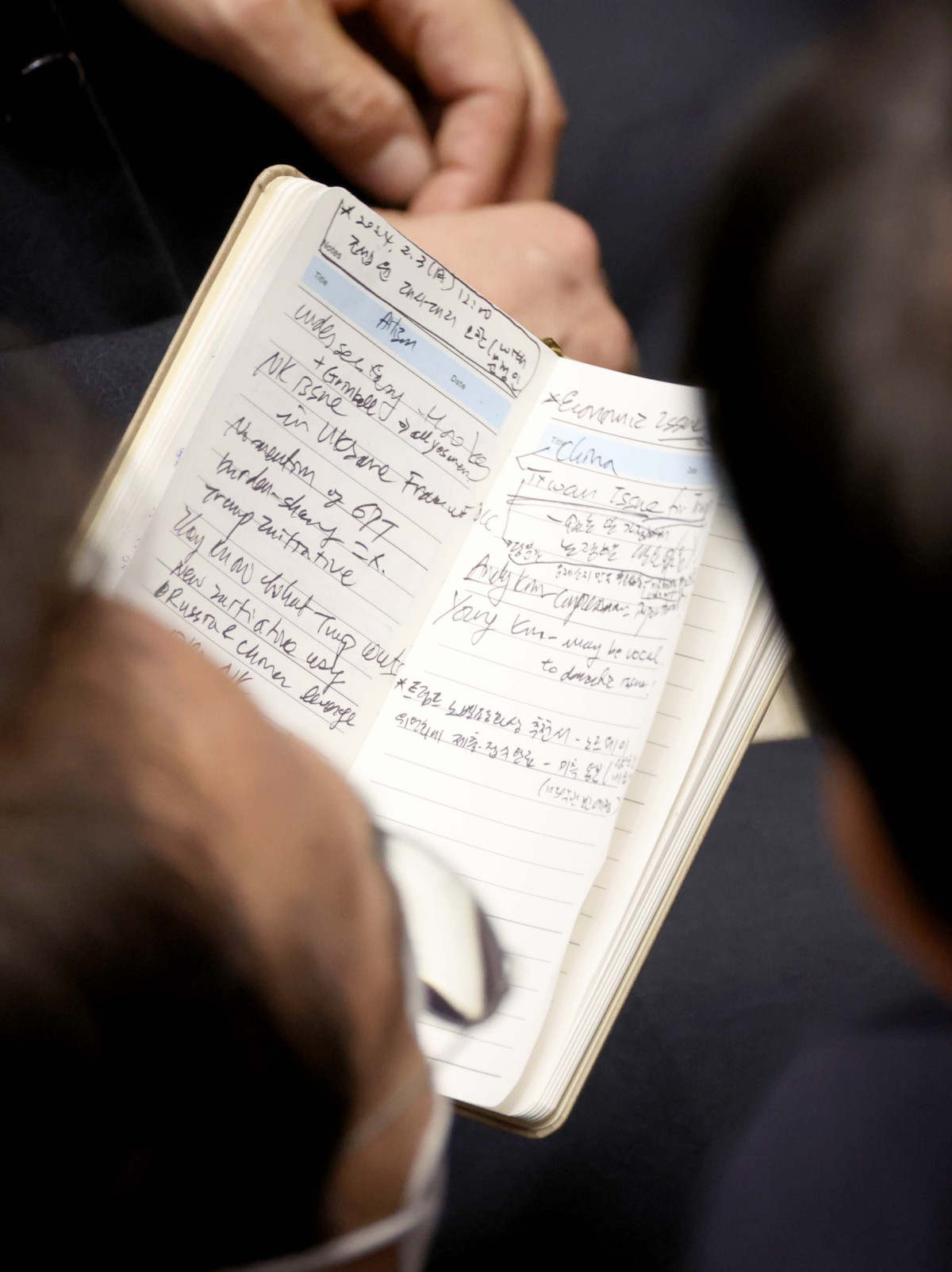 ▲3일 서울 여의도 국회에서 열린 제422회국회(임시회) 개회식 및 본회의에서 이재명 더불어민주당 대표, 김민석 최고위원, 박선원 의원이 '트럼프 노벨평화상 추천서, 노르웨이 위원회에 제출-접수 완료, 미측 통보' 등이 적힌 메모를 들고 대화하고 있다. 신태현 기자 holjjak@