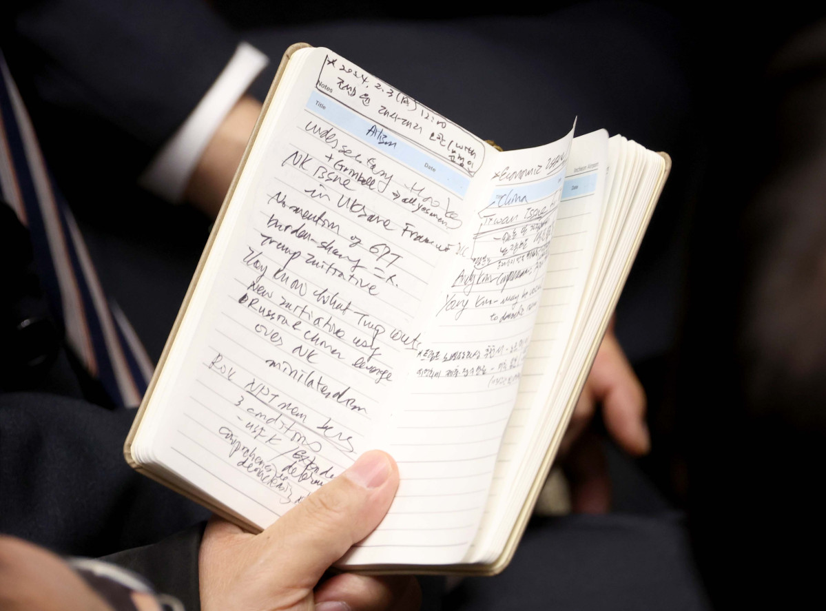 ▲3일 서울 여의도 국회에서 열린 제422회국회(임시회) 개회식 및 본회의에서 이재명 더불어민주당 대표, 김민석 최고위원, 박선원 의원이 '트럼프 노벨평화상 추천서, 노르웨이 위원회에 제출-접수 완료, 미측 통보' 등이 적힌 메모를 들고 대화하고 있다. 신태현 기자 holjjak@