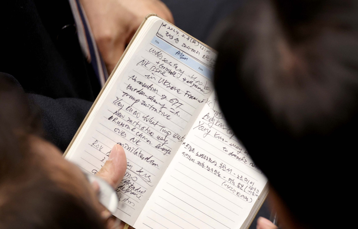 ▲3일 서울 여의도 국회에서 열린 제422회국회(임시회) 개회식 및 본회의에서 이재명 더불어민주당 대표, 김민석 최고위원, 박선원 의원이 '트럼프 노벨평화상 추천서, 노르웨이 위원회에 제출-접수 완료, 미측 통보' 등이 적힌 메모를 들고 대화하고 있다. 신태현 기자 holjjak@