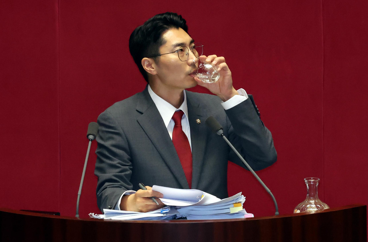 ▲박준태 국민의힘 의원이 4일 오전 서울 여의도 국회에서 열린 제415회 국회(임시회) 제5차 본회의에서 '채해병 특검법' 관련 필리버스터(무제한 토론) 를 하던 중 물을 마시고 있다. 2024.07.04.  (뉴시스)