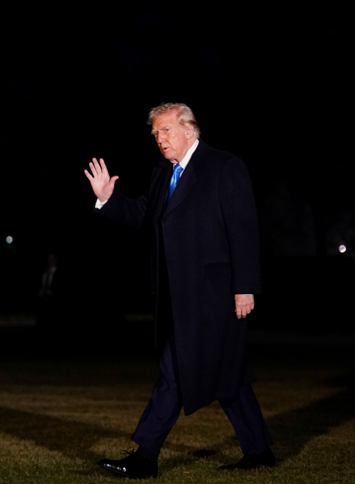 ▲도널드 트럼프 미국 대통령이 2일(현지시간) 미국 워싱턴D.C. 백악관 잔디밭에 도착해 손을 흔들고 있다. 워싱턴D.C./로이터연합뉴스
