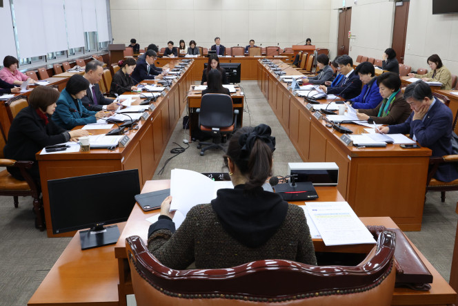 ▲3일 국회에서 열린 보건복지위원회 법안심사제1소위원회에서 더불어민주당 소속 강선우 소위원장을 비롯한 위원들이 위기청년 지원에 관한 특별법, 취약청년 자립 지원 보호에 관한 법률 등 법안을 심사하고 있다. 2025.2.3. (연합뉴스)