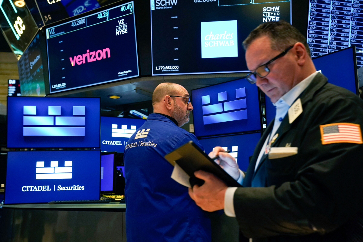 ▲30일(현지시간) 뉴욕증권거래소(NYSE)에서 트레이더들이 일하고 있다. 뉴욕(미국)/AFP연합뉴스