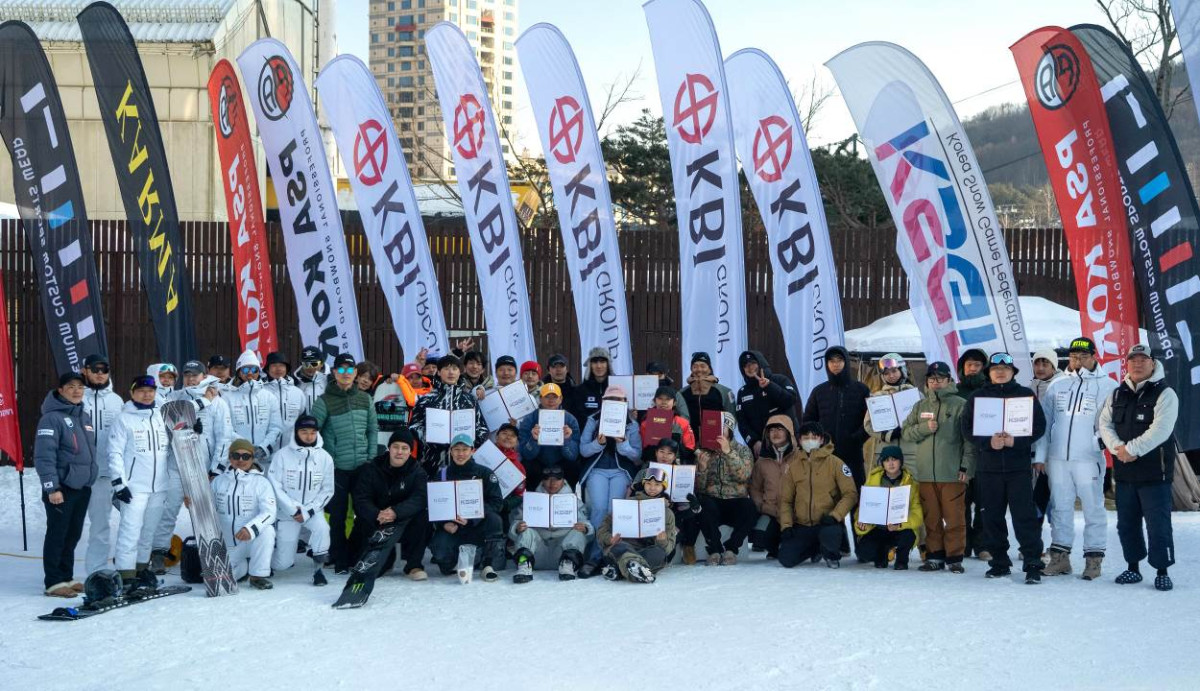 ▲KBI그룹이 공식 후원한 ‘24/25 KBI컵 대한설상경기연맹 리그’가 1월 12일부터 3월 3일까지 강원도 평창군에 위치한 휘닉스파크에서 진행 중으로 경기 첫날 스노보드 PSL(평행회전) 부문에서 입상 선수들이 상장을 수여받고 운영진들과 함께 기념촬영하는 모습.(KBI그룹 제공)