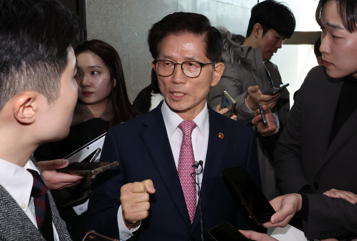 ▲김문수 고용노동부 장관이 4일 오전 서울 여의도 국회에서 열린 반도체특별법 주52시간제 특례 도입을 위한 당정협의회를 마친 뒤 취재진 질문에 답하고 있다. 2025.02.04.  (뉴시스)